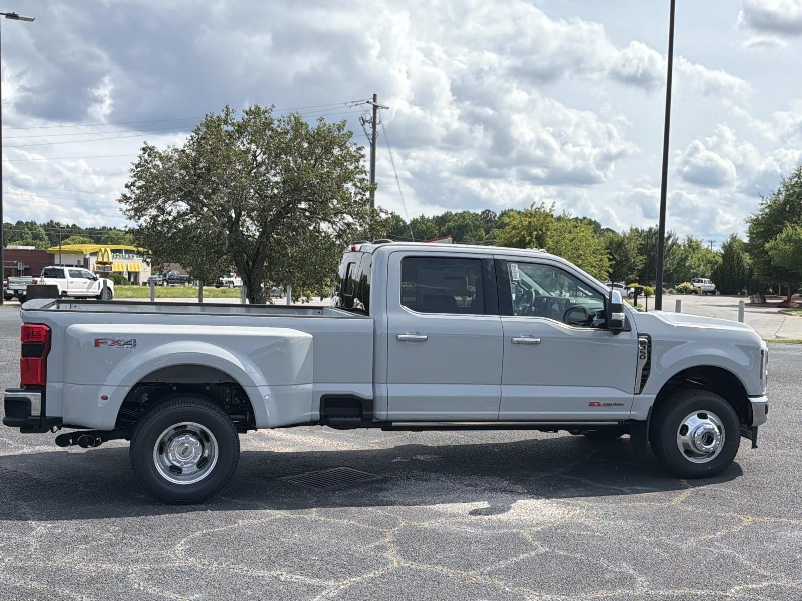 2026 Ford Super Duty F-350 DRW LARIAT 4WD CREW CAB 8' BO