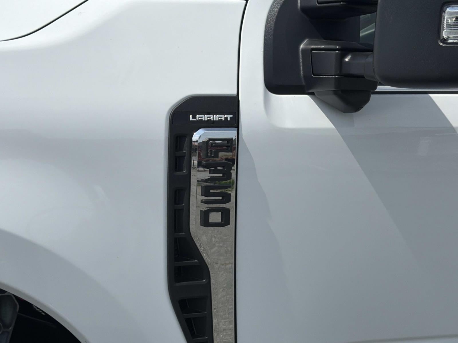 2026 Ford Super Duty F-350 DRW LARIAT 4WD CREW CAB 8' BO