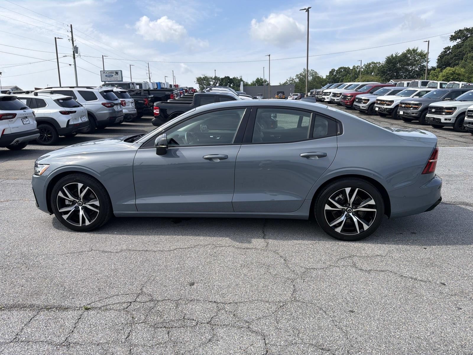 2024 Volvo S60 Plus Dark Theme