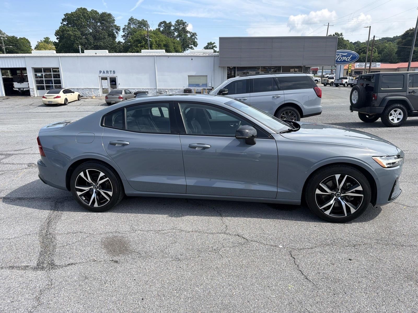 2024 Volvo S60 Plus Dark Theme