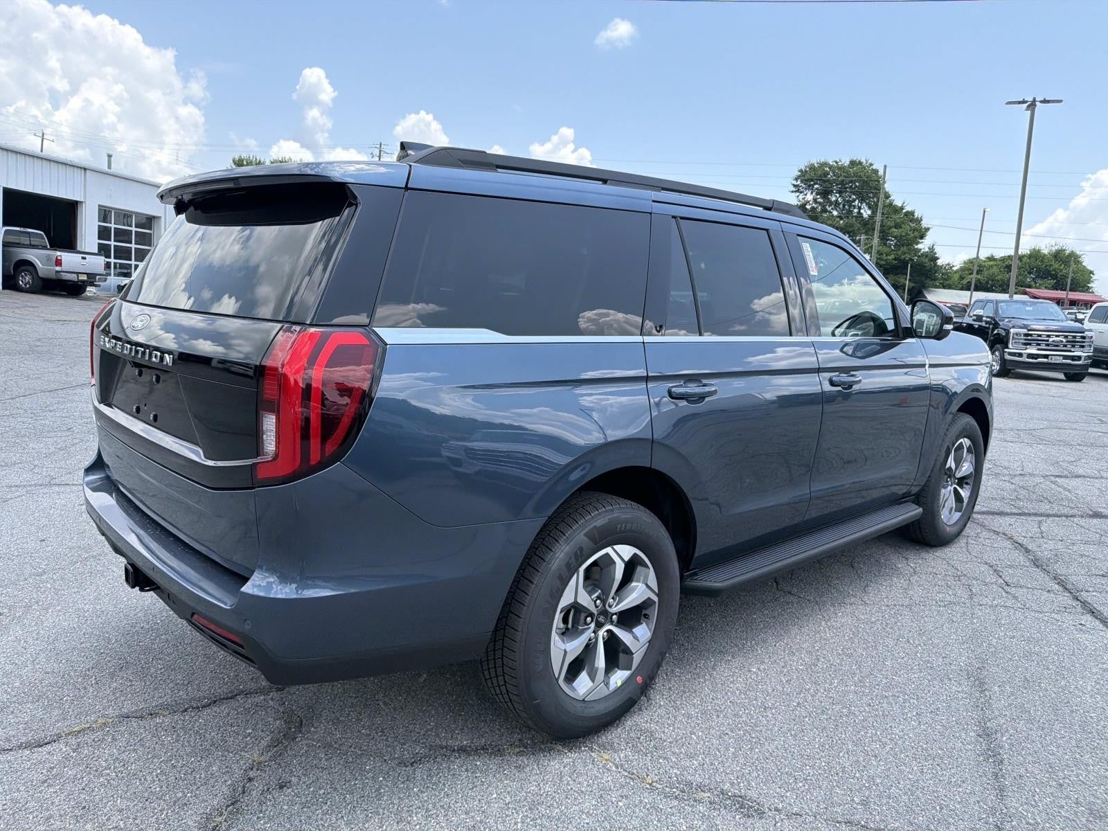 2027 Ford Expedition ACTIVE 4X2