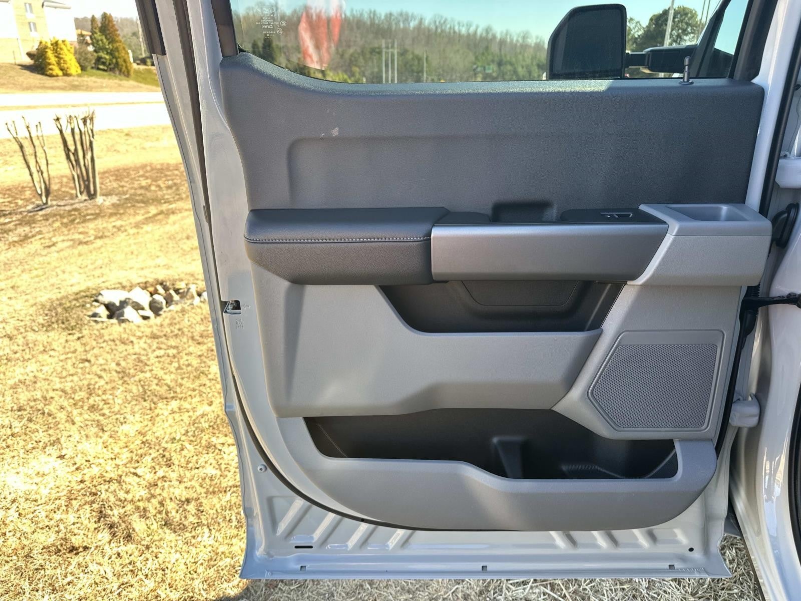 2025 Ford Super Duty F-350 DRW XLT 4WD CREW CAB 8' BOX